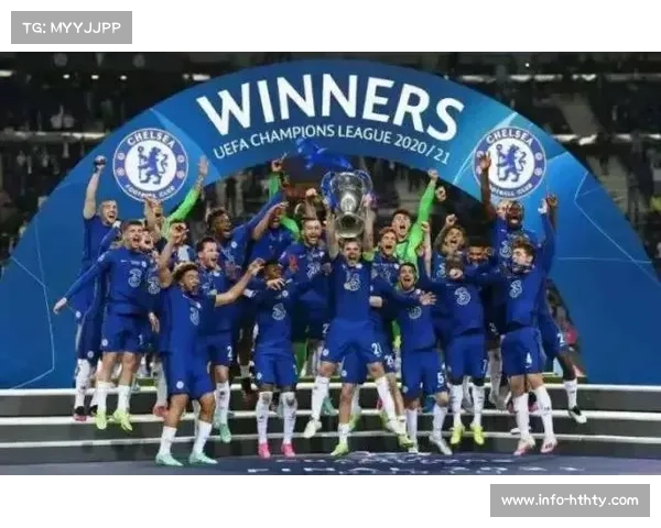 欧冠主题音乐赛前演奏，球迷创意横幅成亮点