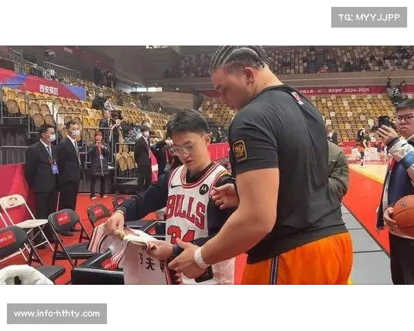 小球迷闯入球场拥抱戈登，赛后获赠签名球衣